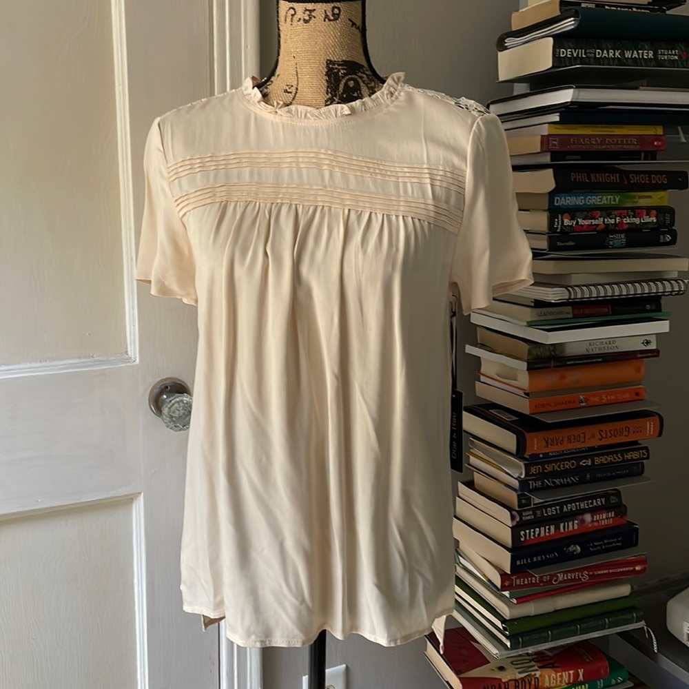 Doe & Rae nwt ivory lace detailed blouse sz small